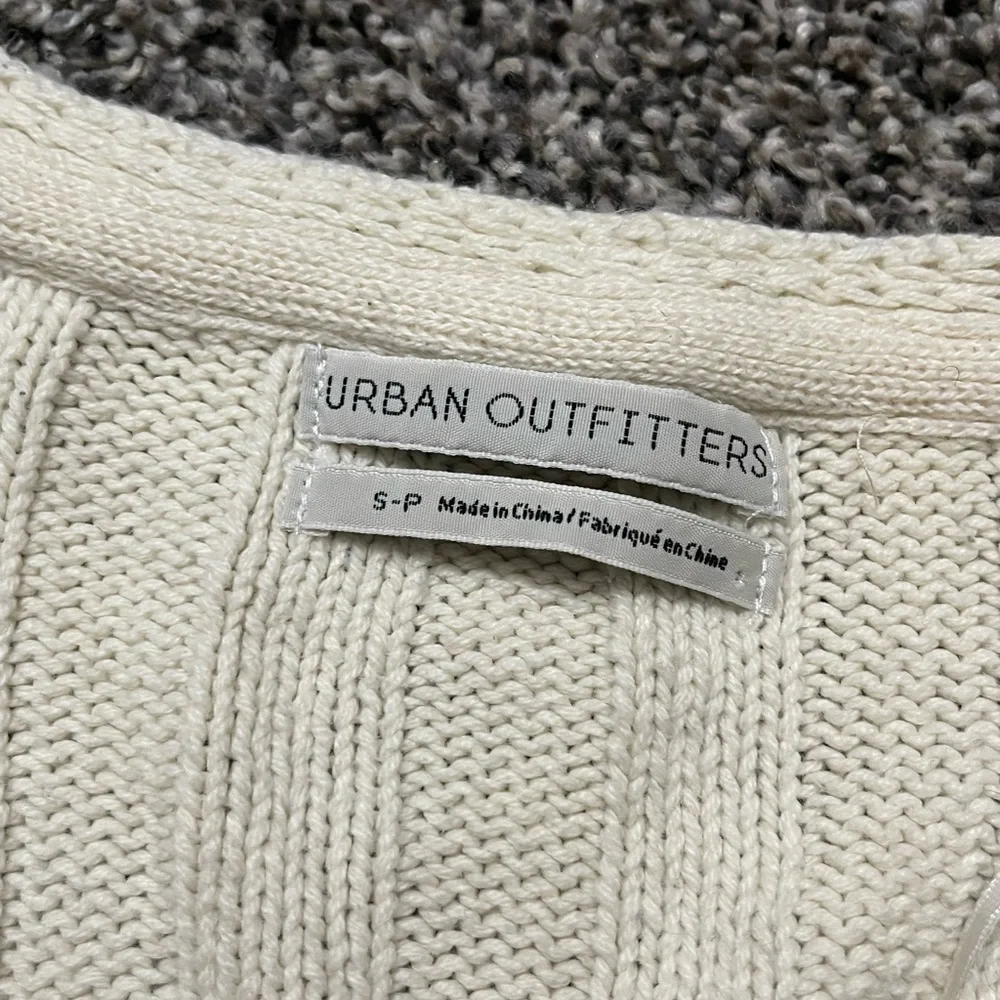 Urban Outfitters cream v neck ribbed long sleeve cropped sweater petite S - Picture 5 of 13